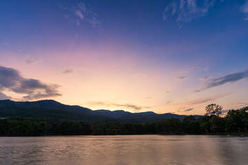 Obraz premium landscape lake views at Ang Kaew Chiang Mai University in nature forest Mountain views with evening blue dramatic sunset sky background
