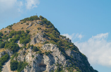 Fototapeta na wymiar Monte revellone visto dal sentiero 109AG nelle Marche in Italia