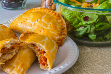 Empanadas rellenas de atún ahumado guisado 
