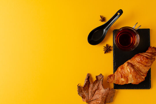 Desayuno Con Croissant En Fondo Amarillo, Concepto Banner Para Paginas Web