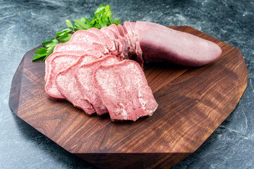 Modern Style traditionelle gekochte Rinderzunge mit Petersilie angeboten als close-up Design Holz...
