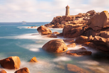 Die gewaltigen Felsen der Atlantikküste Granit Rosé bei Ploumanach