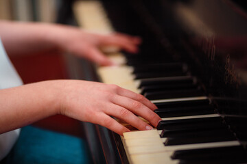 Obraz premium playing the piano
