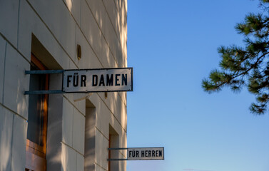 Obraz premium information sign for toilets for ladies and gentlemen at the Viennese Central cemetery, Austria