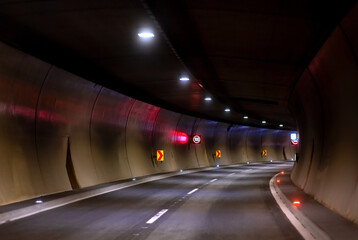 Tunnel Kurve Straße Röhre dunkelheit leer Gefahr Tempo Unfall unterqueren Enge Platzangst...