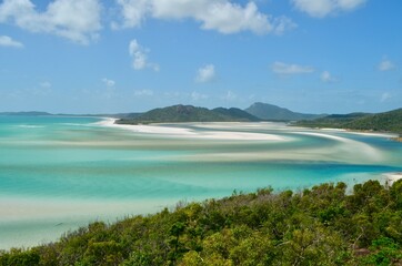 The picturesque white sand Whitehaven beach with calm turquoise waters. Whitsunday Islands. Queensland, Australia.