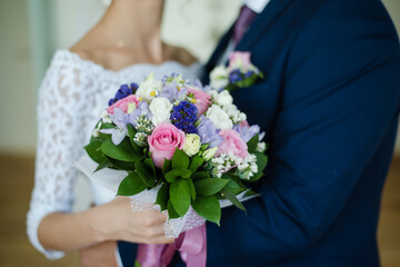 Obraz na płótnie Canvas bridal bouquet of roses, bride holding bouquet