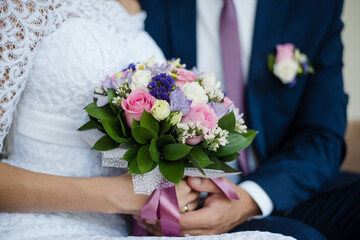 Obraz na płótnie Canvas bridal bouquet of roses, bride holding bouquet