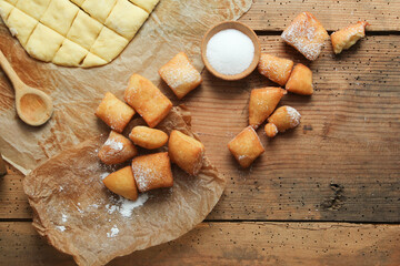 Mutzen Portion Schmalzgebäck Fettgebäck backen Tisch Brett Overhead Top Down
