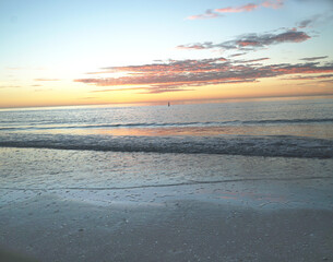 Fototapeta premium Sunset over the Gulf of Mexico with brilliant cloud color