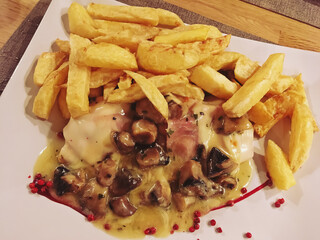 Plato de champiñones con bacon y queso. Un delicioso plato de comida servido en un restaurante y listo para comer.