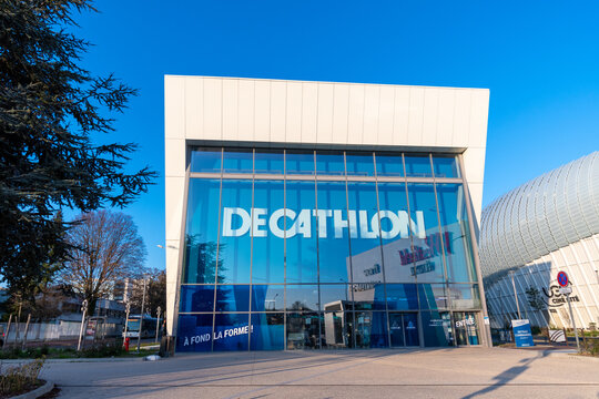 Vélizy-Villacoublay, France - 27 novembre 2020: Vue extérieure d'un magasin Decathlon. Decathlon est le plus important distributeur d'articles de sport dans le monde
