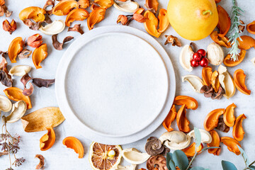 お皿のあるテーブルフォト