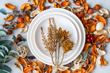 お皿のあるテーブルフォト