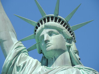 Estátua da liberdade vista do Ferry e close up. Dia ensolarado em Nova York EUA. View from the ferry in New York City - NY - USA. Statue of liberty
