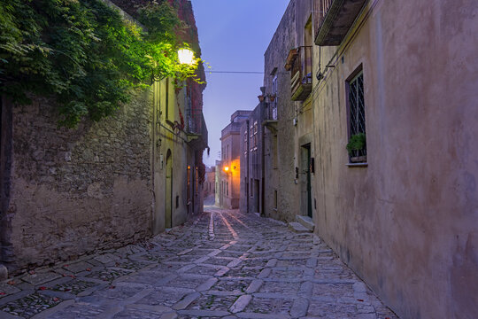 Un vicolo caratteristico del borgo medievale di Erice al calar della sera, Sicilia