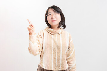 人差し指でポイントを示す女性