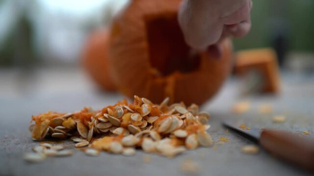 Vaciado y preparaci&oacute;n de calabaza de halloween