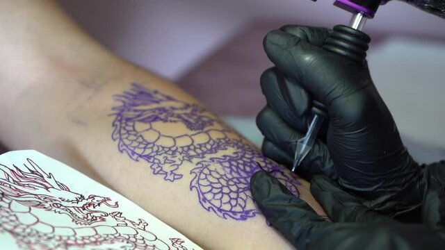 Tatuando antebrazo