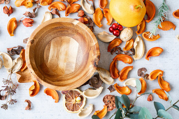 大理石のテーブルの上にセットされた木製のお皿と植物で作られた装飾物