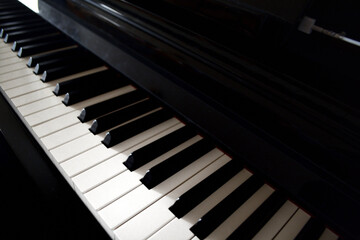 Naklejka premium piano in black, view of the keyboard