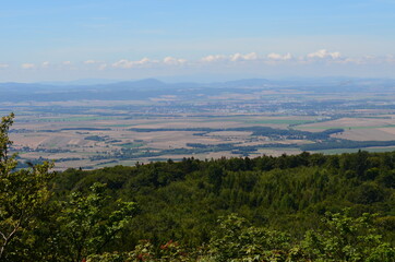 Fototapeta na wymiar Widok ze szczytu góry Ślęża w kierunku Wrocławia w pogodny dzień latem