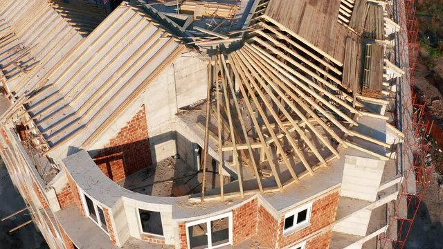 Roof construction of an apartment building. Timber formwork as a mold for concrete. Shuttering made of planks on the top floor and penthouse of a V-shaped corner house.