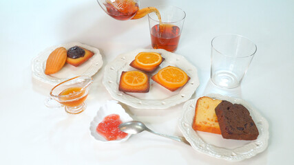 たくさんのマドレーヌやパウンドケーキでお茶をする様子