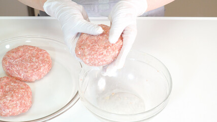 ハンバーグを成型している料理シーン