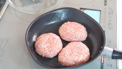 ハンバーグをIHクッキングヒーターを使い加熱する様子