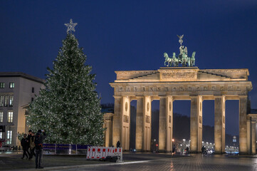 Geschmückter und beleuchteter Weihnachtsbaum auf dem Pariser Platz vor dem Brandenburger Tor in Berlin