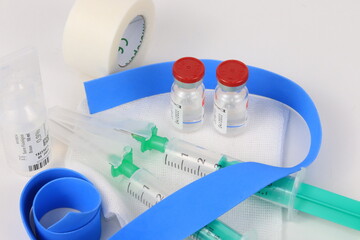jeringuilla con medicacion de vacuna y compresor azul