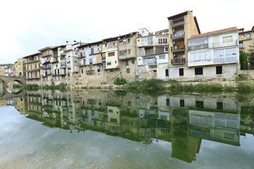 Fototapeta na wymiar Río Matarrana a su paso por Valderrobre, La Matarraña (Teruel) 