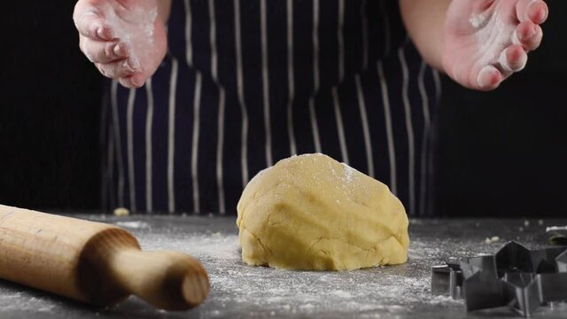 manos de mujer preparando masa de galletas de navidad