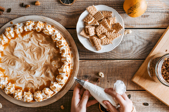 Decorating process of  Pumpkin Cheesecake - Thanksgiving dessert
