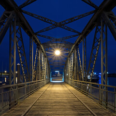 Nassaubrücke zur blauen Stunde, Wilhelmshaven, Deutschland