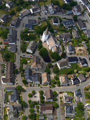 Luftbild mit Blick auf ein typisches Dorf im Sauerland