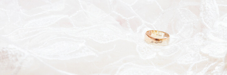 Obraz premium diamond ring on a white guipure cloth. wedding concept.