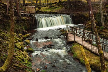 Obraz premium ieriķu dzirnavas ieriku Ieriki water river park autumn cloudy green waterfall wooden trail