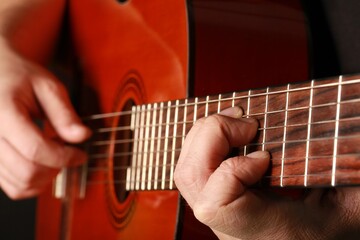 Obraz premium Man playing an acoustic guitar