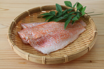 笊にのせた赤魚切り身