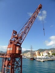  Grue de levage sur un chantier naval, dans le port Lympia de Nice (France)