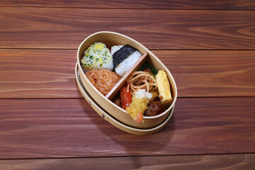 曲げわっぱの弁当箱につめたおにぎり弁当　 