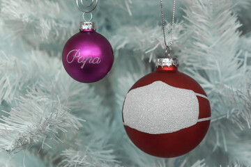 Weihnachtskugel mit Maske