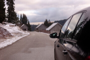 Obraz premium A modern car on an icy mountain road.