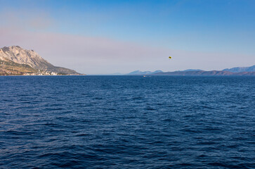 Fototapeta na wymiar Blick aufs Meer vom Schiff in Kroatien. Welle und Berge mit Wolken am Himmel. Panorama