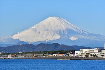 朝日に照らされる富士山