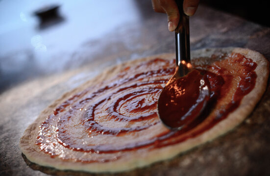 chef pizzero amasando pizza,pizza artesanal, napoles, pizza italiana, salsa napolitana, arte pizzeria.