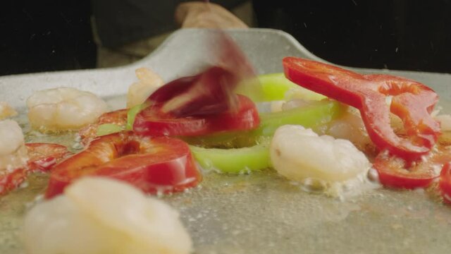 Preparing peeled Shrimps with sallad and paprika.