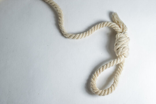 Cuerda con nudo del ahorcado, suicidio